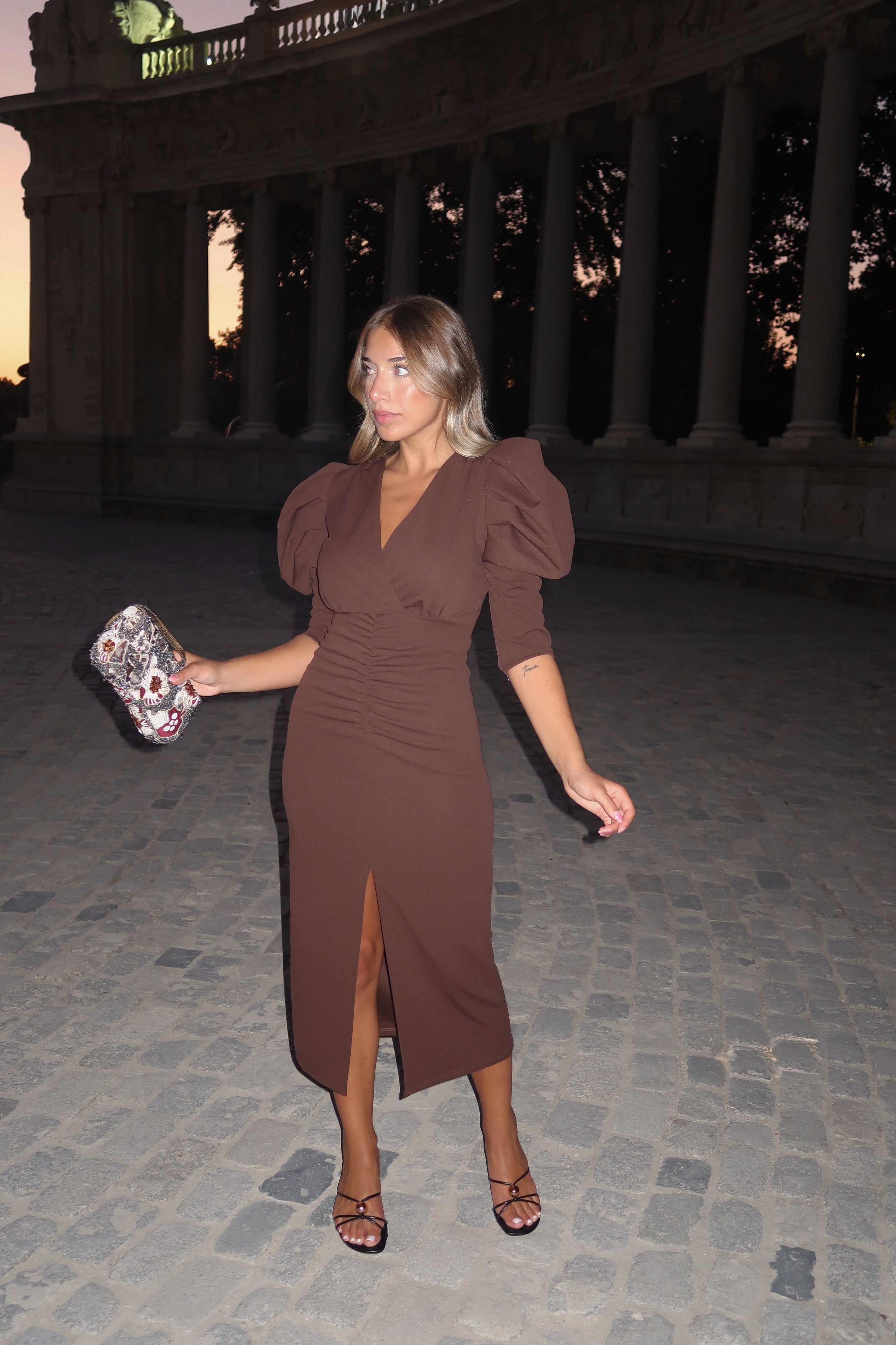 VESTIDO DRAPEADO MANGAS ABULLONADAS CHOCOLATE