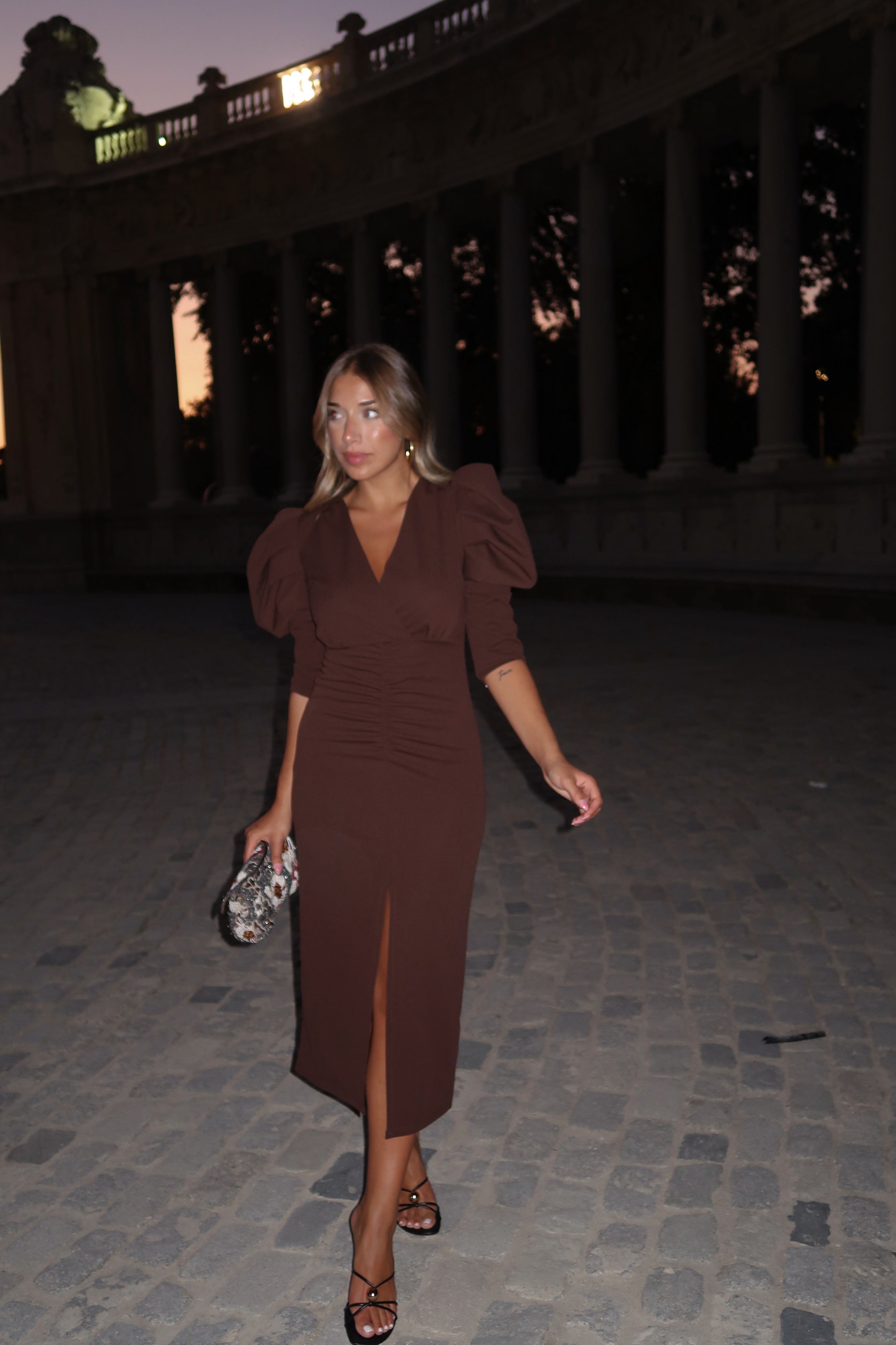 VESTIDO DRAPEADO MANGAS ABULLONADAS CHOCOLATE