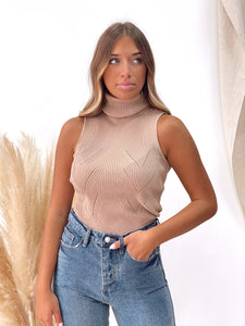 TOP PUNTO CUELLO VUELO BEIGE